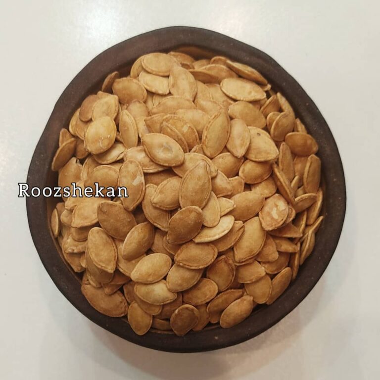 یک کاسه پر از تخمه کدو دوآتیشه
