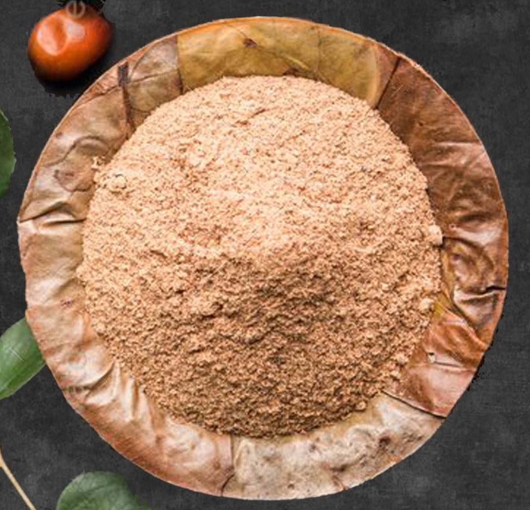 یک بشقاب مسی پر از پودر سنجد