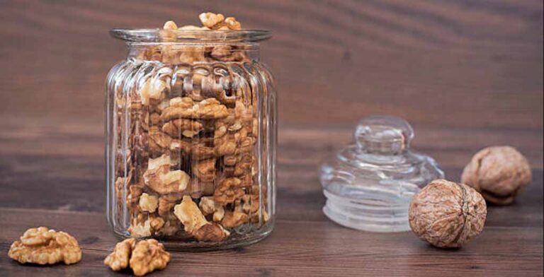 یه ظرف شیشه ای گردو که طرز نگهداری گردو رو مشخص میکنه