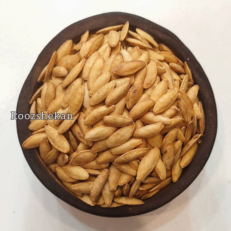 یک کاسه پر از تخمه کدو ریز(مشهدی) دوآتیشه