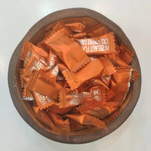 یک کاسه پر از کافی کندی آیس فندقی