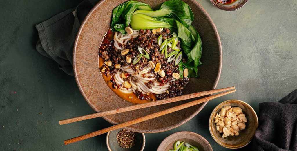 یک ظرف چوبی گُما آئه از غذاهای محوب ژاپن